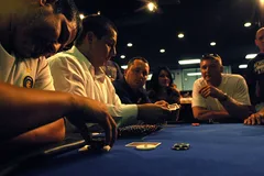 Joueurs autour d’une table de poker
